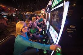 Myanmar ကစားသမားများ Online Slots ကစားနေသောမြင်ကွင်း